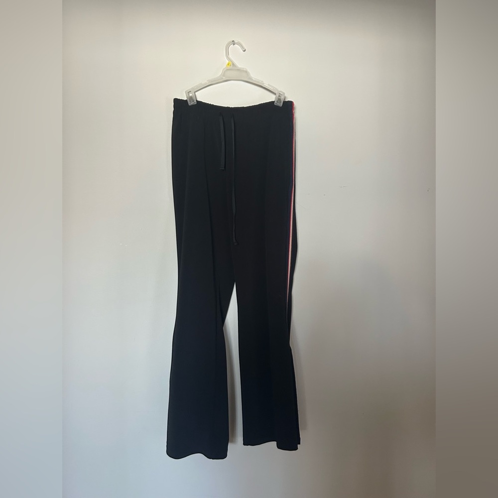 BLACK TRACKPANT TROUSERS WITH BUTTONS AT THE BOTTOM ABD STRIPES ON THE SIDE🖤